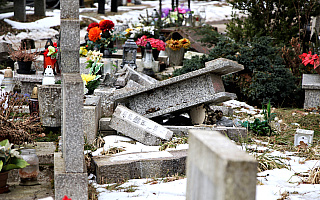 Połamane krzyże, zniszczone nagrobki. Wandale zdewastowali groby dzieci na olsztyńskim cmentarzu!